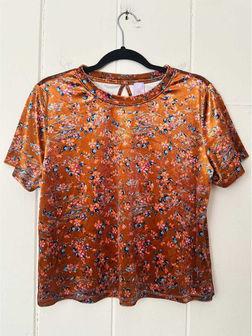 Savage x Fenty Gold Velvet Floral Short Sleeve Top Keyhole Detail Size Medium